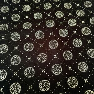 Zwarte fluwelen stof met bedrukt motief afmeting 116 x 45 cm nr. 2